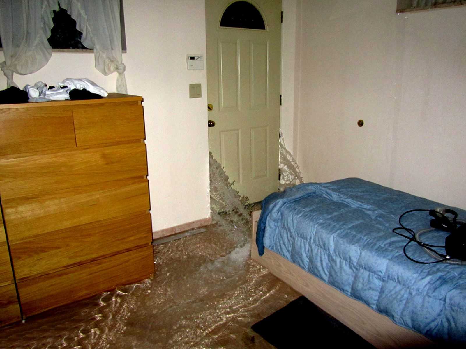 К чему снится заливает водой. Затопленная квартира. Затопило квартиру. Потоп в квартире. Сон затопление квартиры.