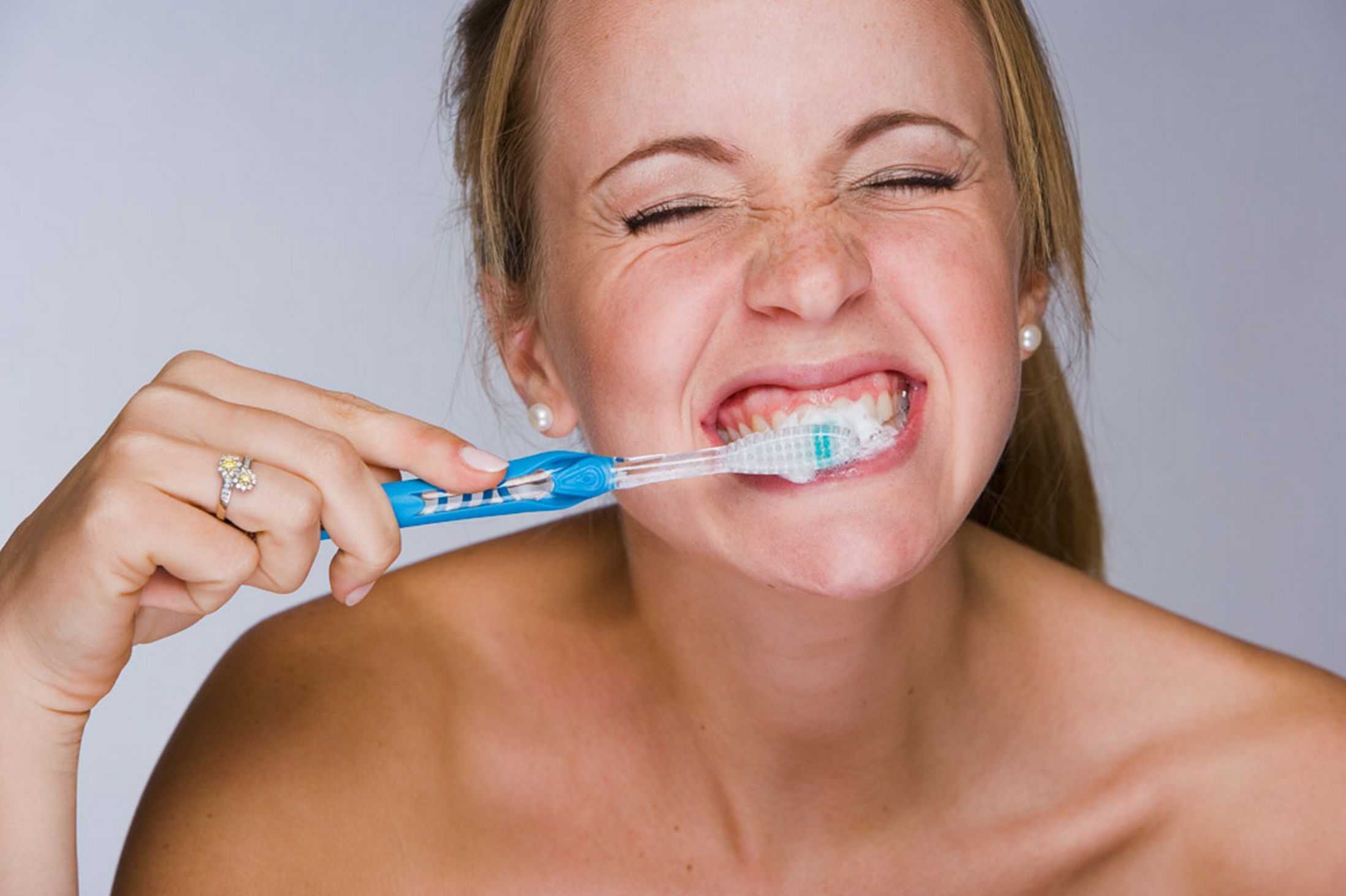 Do your teeth. Чистим зубы!. Девушка с зубной щеткой. Гигиена зубов. Чистка зубов щеткой.