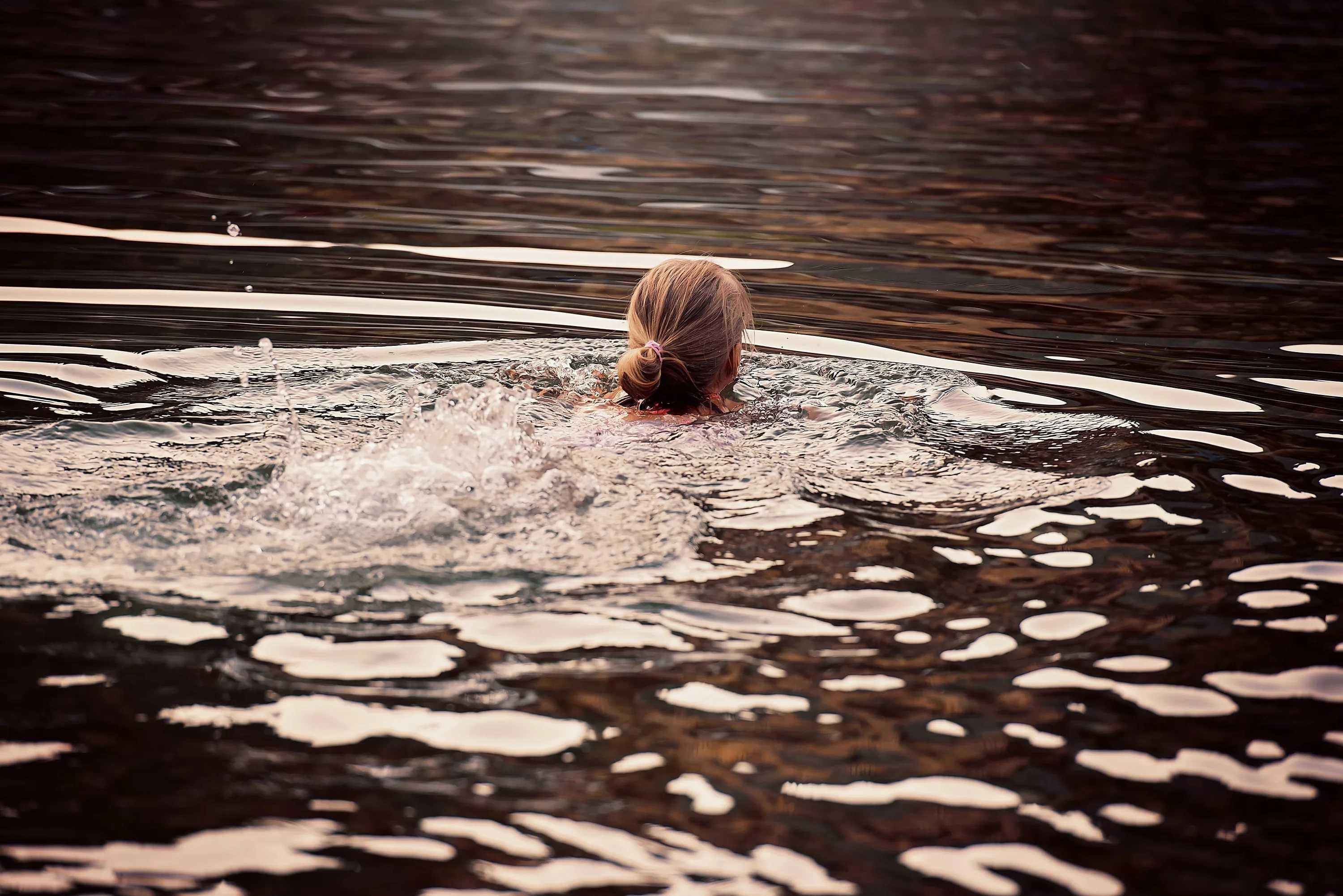 Купание. Девушка плавает в озере. Купаться в озере. Купание на речке. Девочка плавает в реке.