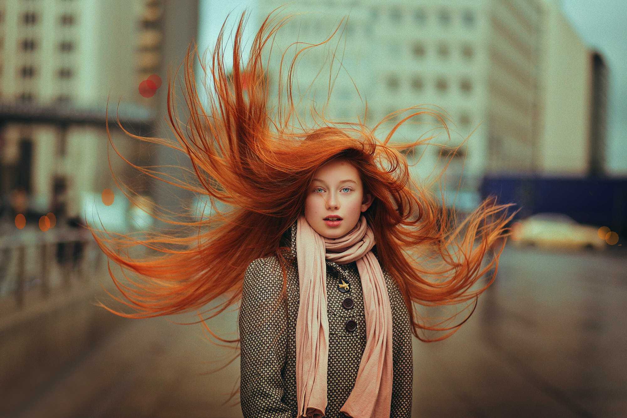 Рыжая отрывки. Девушка с развивающииися волосами. Развивающиеся волосы. Рыжеволосая женщина.