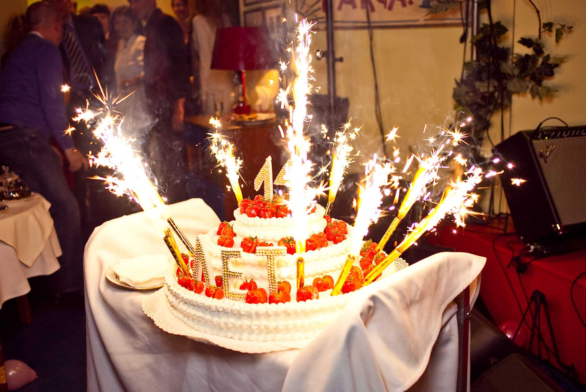 Праздники юбилеи дни рождения. Праздничный торт. Праздничный стол с тортом. Свечи для торта. День рождения в ресторане.