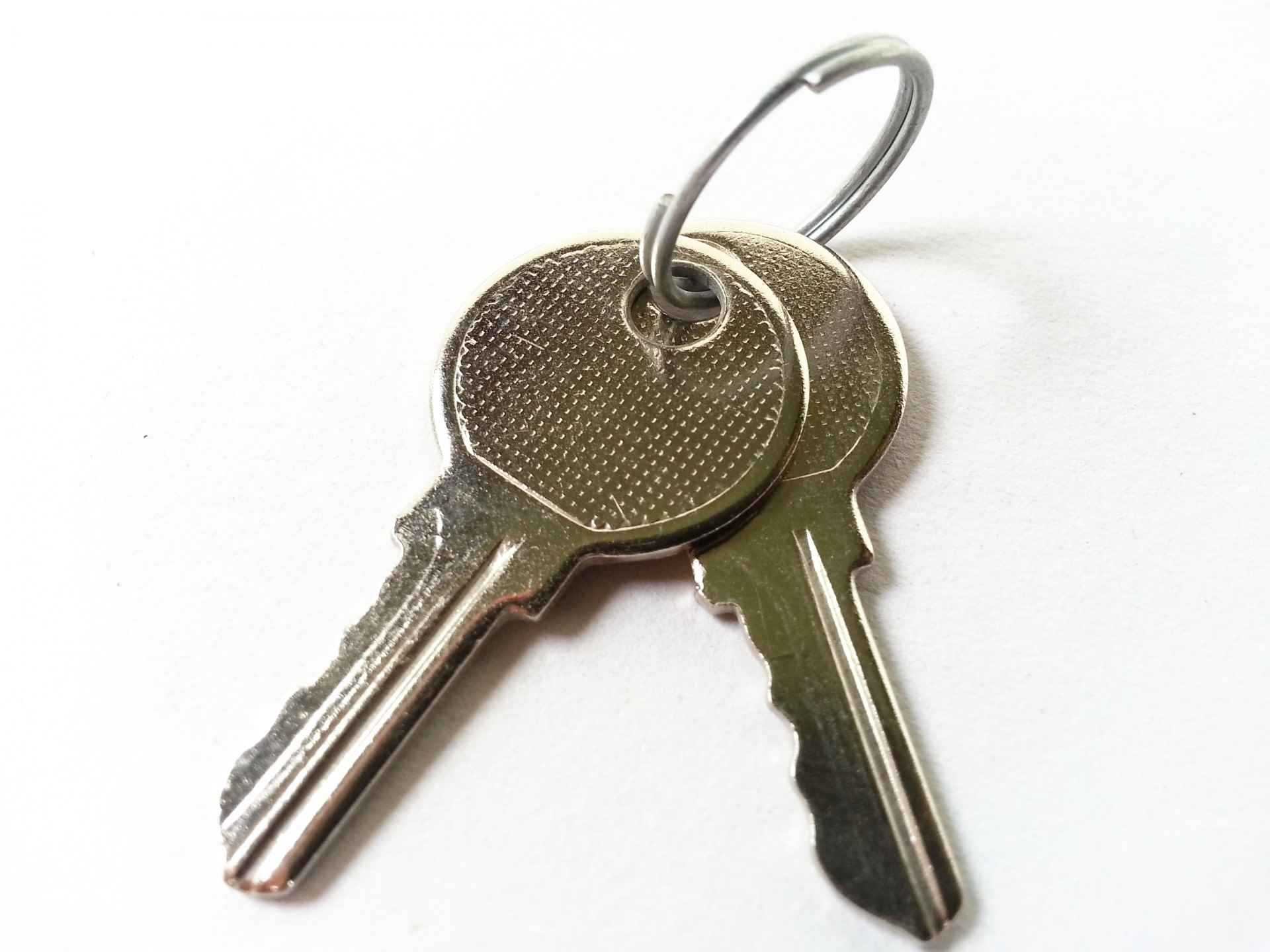 Бан ключи. Ключ ul-4 замок дверной. Ключи от квартиры связка. Современный ключ. Изображение ключа.